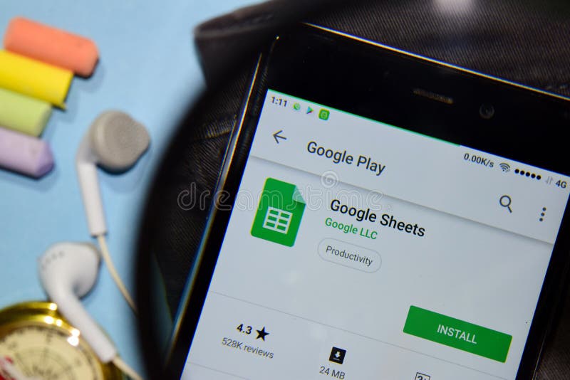 Google Ciąć na arkusze dev app z powiększać na Smartphone ekranie zdjęcie stock Google Ciąć na arkusze dev app z powiększać na Smartphone ekranie zdjęcie stock