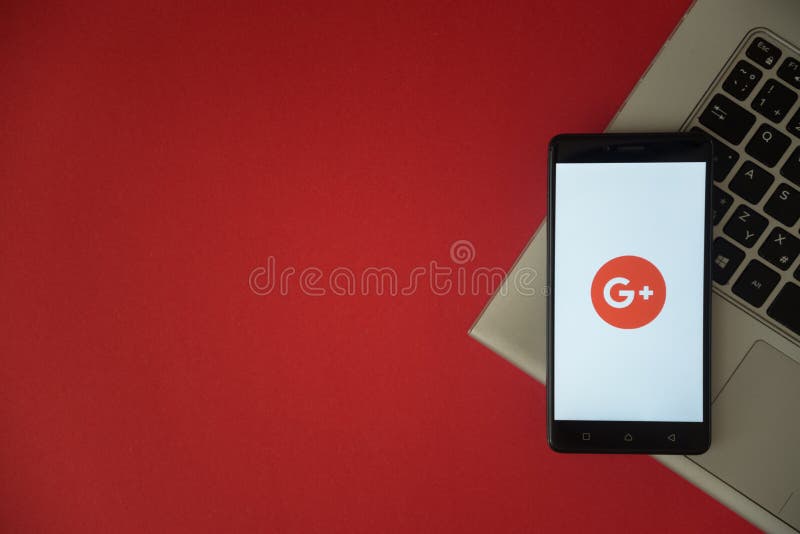 Google mais o logotipo no smartphone seleciona colocado no teclado do portátil foto de stock royalty free Google mais o logotipo no smartphone seleciona colocado no teclado do portátil foto de stock royalty free