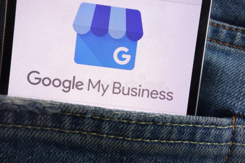 Google Mój Biznesowego logo wystawiającego na smartphone chującym w cajgach wkładać do kieszeni