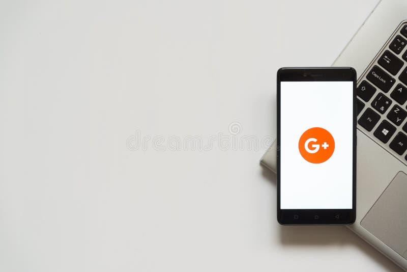 Google plus logo na smartphone ekranie obraz stock Google plus logo na smartphone ekranie obraz stock