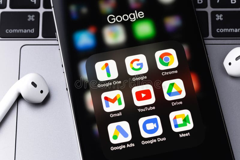 Google services Google One, Gmail, Chrome, Duo, Meet, Drive, Meet, Duo, Ads icons apps on screen smartphone iPhone stock photos