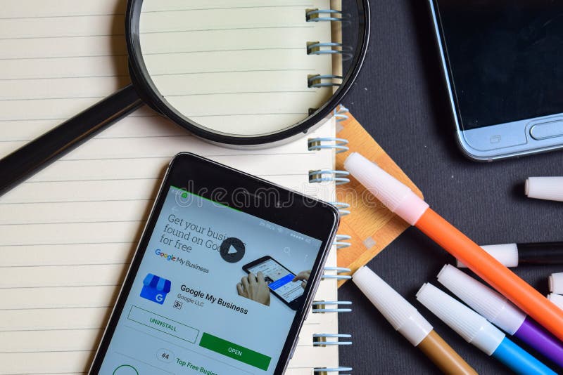 Google sztuka Rezerwuje App na Smartphone screenGoogle Mój biznes App na Smartphone ekranie zdjęcia stock Google sztuka Rezerwuje App na Smartphone screenGoogle Mój biznes App na Smartphone ekranie zdjęcia stock