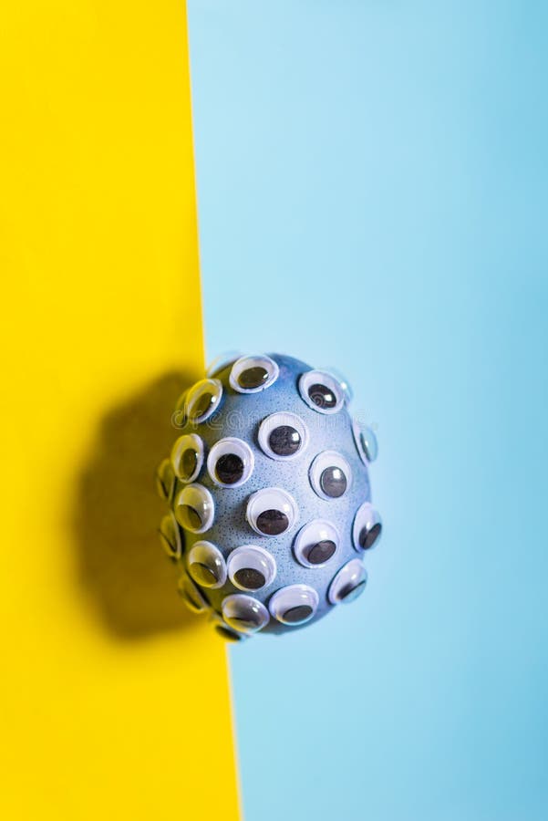 Голубая раковина яйца покрыта с Googly глазами  концепция .