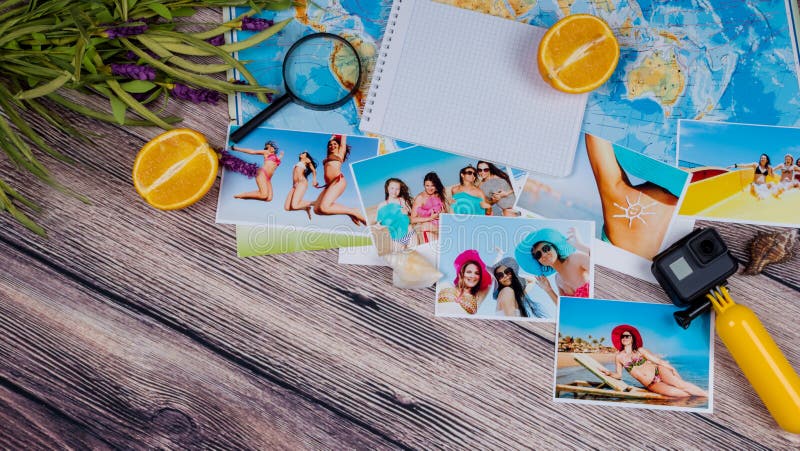 GOPRO, caméra d'action, photos sur une table en bois Voyage, station de vacances images stock GOPRO, caméra d'action, photos sur une table en bois Voyage, station de vacances images stock