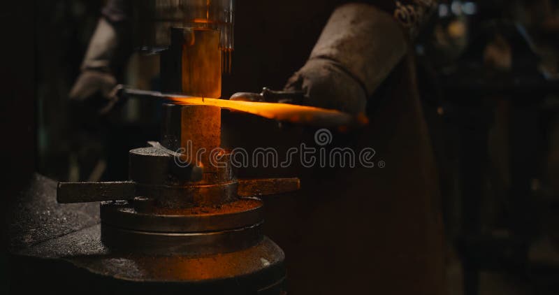 Gor?ca metal sztabka na kowadle zdjęcie stock Gor?ca metal sztabka na kowadle zdjęcie stock