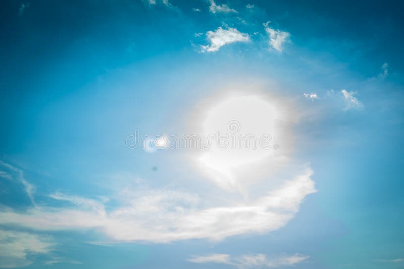 Gor?cy lata lub fala upa??w t?o, cudowny niebieskie niebo z rozjarzonym s?o?cem fotografia stock Gor?cy lata lub fala upa??w t?o, cudowny niebieskie niebo z rozjarzonym s?o?cem fotografia stock