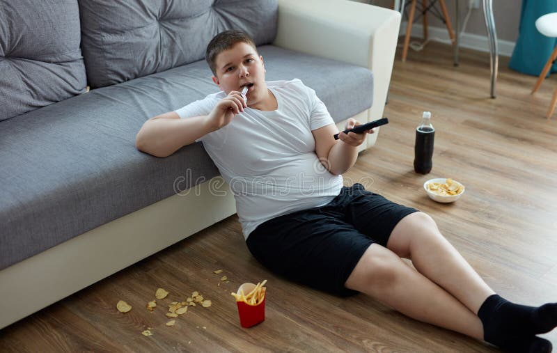 Adolescente Gordo Come Comida De Lixo E Joga Jogos De Computador Imagem de  Stock - Imagem de infância, rede: 196206977