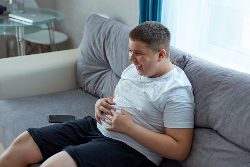 Adolescente Gordo Come Comida De Lixo E Joga Jogos De Computador Imagem de  Stock - Imagem de infância, rede: 196206977