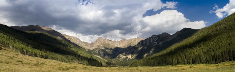 Gore Range Mountain View bij Piney Rivierboerderij Vail Colorado stock foto Gore Range Mountain View bij Piney Rivierboerderij Vail Colorado stock foto