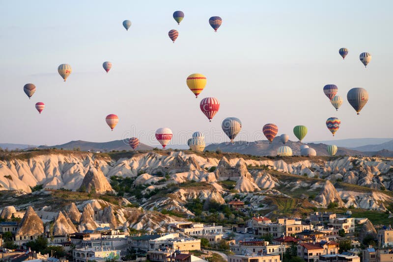 Goreme, Cappadocia, †«25-ое апреля 2018 Турции: горячие воздушные шары летая над Goreme на восходе солнца стоковая фотография Goreme, Cappadocia, †«25-ое апреля 2018 Турции: горячие воздушные шары летая над Goreme на восходе солнца стоковая фотография