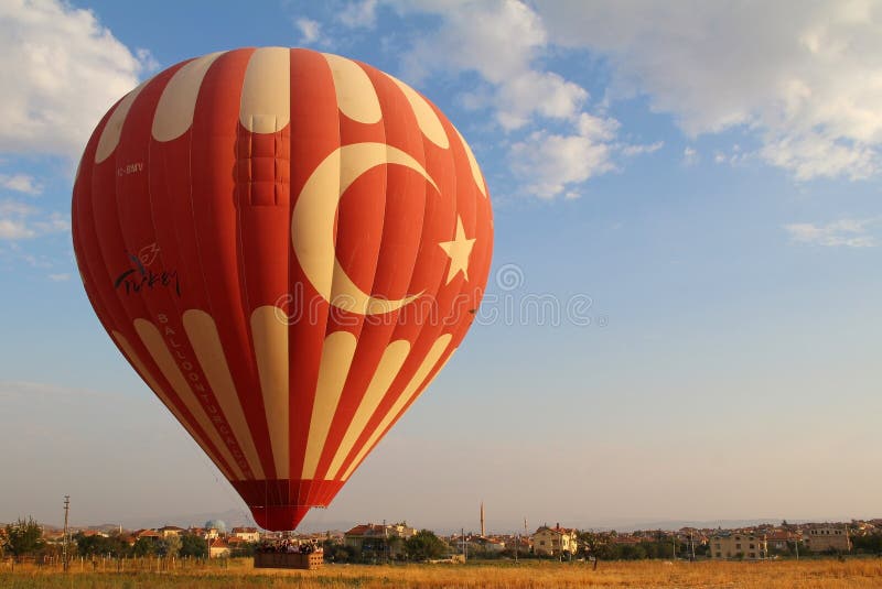 Goreme, Cappadocia, Τουρκία - 16 Αυγούστου 2017: Ζωηρόχρωμο μπαλόνι ζεστού αέρα που πετά πέρα από την κοιλάδα σε Cappadocia, Τουρ στοκ φωτογραφίες με δικαίωμα ελεύθερης χρήσης Goreme, Cappadocia, Τουρκία - 16 Αυγούστου 2017: Ζωηρόχρωμο μπαλόνι ζεστού αέρα που πετά πέρα από την κοιλάδα σε Cappadocia, Τουρ στοκ φωτογραφίες με δικαίωμα ελεύθερης χρήσης