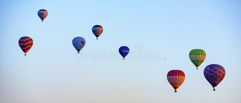 Goreme, Turkije - 6 april 2016 - Talloze luchtballonnen die allemaal in de lucht komen royalty-vrije stock afbeelding Goreme, Turkije - 6 april 2016 - Talloze luchtballonnen die allemaal in de lucht komen royalty-vrije stock afbeelding