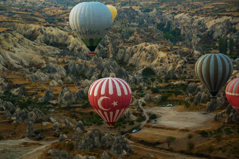 GOREME, ТУРЦИЯ: Красочные горячие воздушные шары летают над Cappadocia, Goreme, центральной Анатолия, Турцией Горячевоздушный раз стоковое фото GOREME, ТУРЦИЯ: Красочные горячие воздушные шары летают над Cappadocia, Goreme, центральной Анатолия, Турцией Горячевоздушный раз стоковое фото