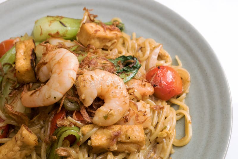 Goreng del Mie, piatto piccante indonesiano famoso fritto della tagliatella del gamberetto dei frutti di mare del pomodoro dell'u fotografia stock Goreng del Mie, piatto piccante indonesiano famoso fritto della tagliatella del gamberetto dei frutti di mare del pomodoro dell'u fotografia stock