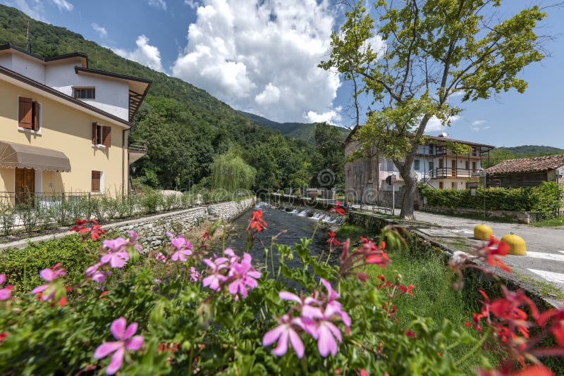 Gorgazzo, Pordenone, Italien Panorama mit dem Fluss Livenza und seinen Frühlingen stockbilder Gorgazzo, Pordenone, Italien Panorama mit dem Fluss Livenza und seinen Frühlingen stockbilder