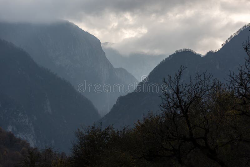 Gorge de montagne dans un climat brouillard nuageux photo libre de droits Gorge de montagne dans un climat brouillard nuageux photo libre de droits