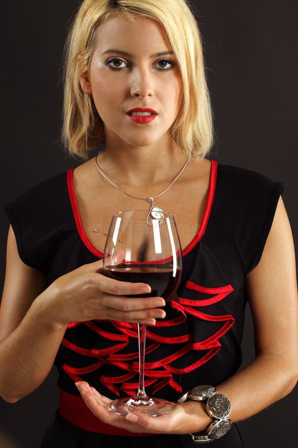 Блондинка с бокалом красного вина. Блондинка пьет красное вино. Девушка в сиреневом платье с бокалом красного вина. Толстая блондинка пьёт вино.