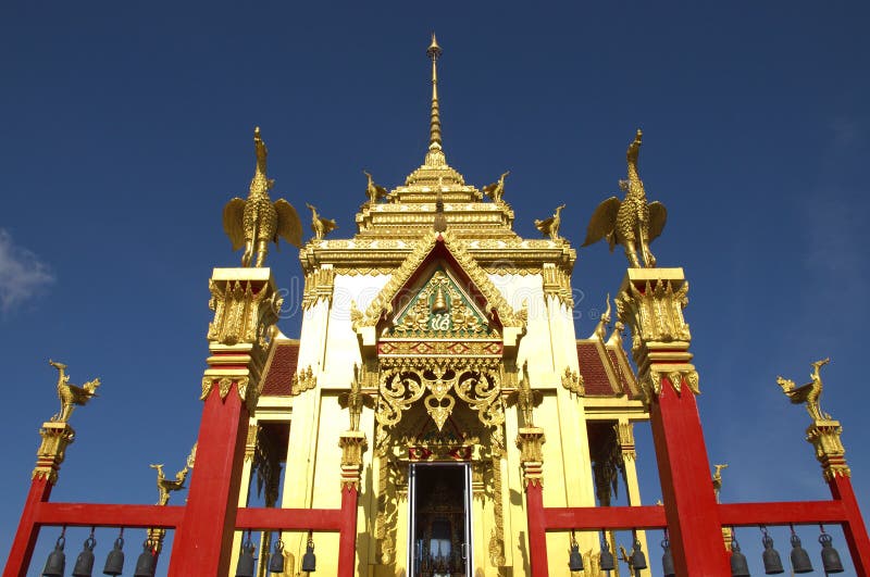 Creado dorado pabellón piramidal profundo cielo azul sobre el templo.