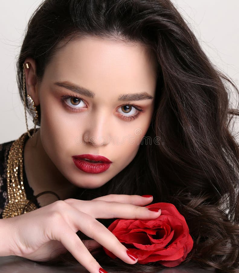 https://thumbs.dreamstime.com/b/gorgeous-sensual-woman-dark-hair-bright-makeup-fashion-studio-photo-luxurious-accessories-red-rose-78837573.jpg