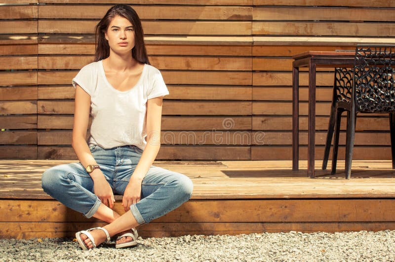 Featured image of post Female Model Outdoor Photography Poses For Female - Model is 5&#039;11 wearing a size s.