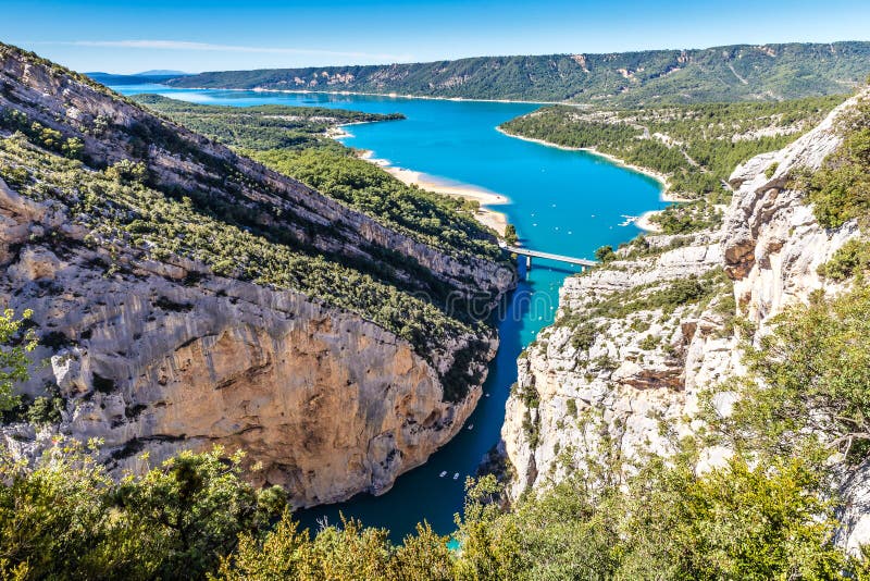 Gorges Du Verdon, puente, Sainte Croix Lake-France imagen de archivo libre de regalías Gorges Du Verdon, puente, Sainte Croix Lake-France imagen de archivo libre de regalías