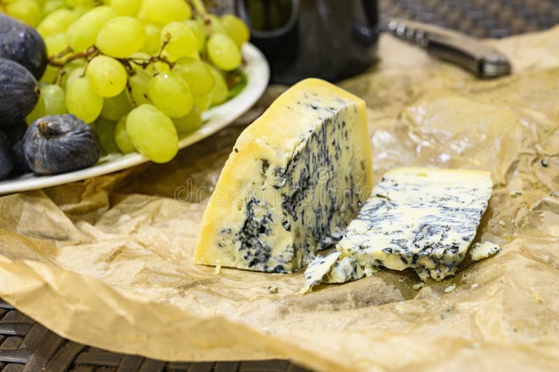 Gorgonzola-ost med blå mögel och gröna druvor Rustik middag i vintagstil fotografering för bildbyråer Gorgonzola-ost med blå mögel och gröna druvor Rustik middag i vintagstil fotografering för bildbyråer