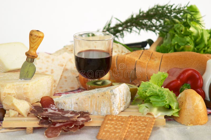 Gorgonzola, parmigiano, queijo do pecorino, com vinho e pão Gorgonzola, parmigiano, queijo do pecorino, com vinho e pão