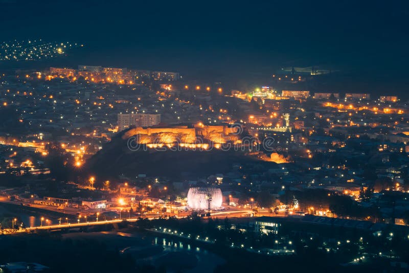 Gori, région de Shida Kartli, la Géorgie Forteresse de Gori dans le paysage urbain I photographie stock libre de droits Gori, région de Shida Kartli, la Géorgie Forteresse de Gori dans le paysage urbain I photographie stock libre de droits