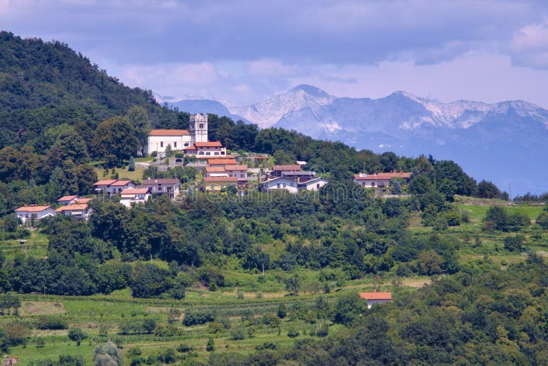 Kraj v italština malé středověký vesnice a kopcovitý vinice.