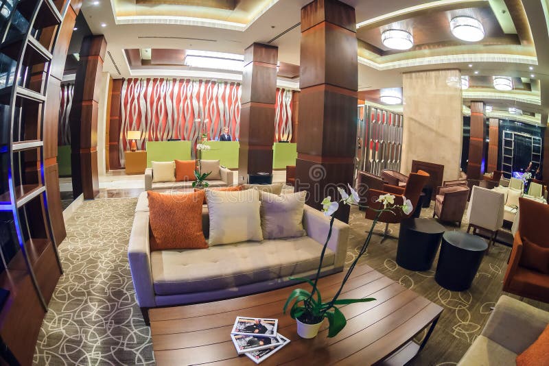 Gorki hotelu lobby Uroczysty bar w Gorky Gorod kurorcie w Socha eleganckiego wnętrze nowożytny Rybiego oka widok obraz royalty free Gorki hotelu lobby Uroczysty bar w Gorky Gorod kurorcie w Socha eleganckiego wnętrze nowożytny Rybiego oka widok obraz royalty free