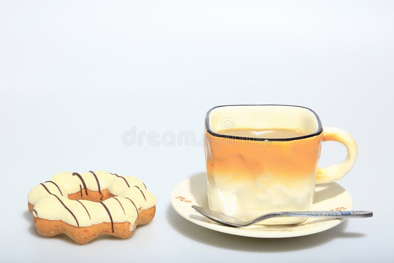 Gorąca kawa w filiżance z białymi czekoladowymi donuts jako foods tło, obraz stock Gorąca kawa w filiżance z białymi czekoladowymi donuts jako foods tło, obraz stock