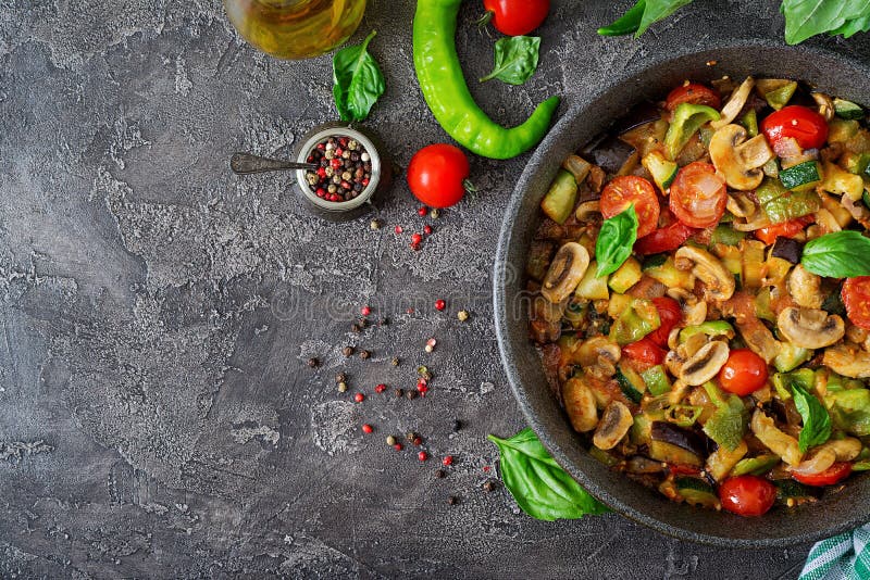 Gorąca korzenna gulasz oberżyna, słodki pieprz, pomidor, zucchini i pieczarki, obrazy royalty free Gorąca korzenna gulasz oberżyna, słodki pieprz, pomidor, zucchini i pieczarki, obrazy royalty free