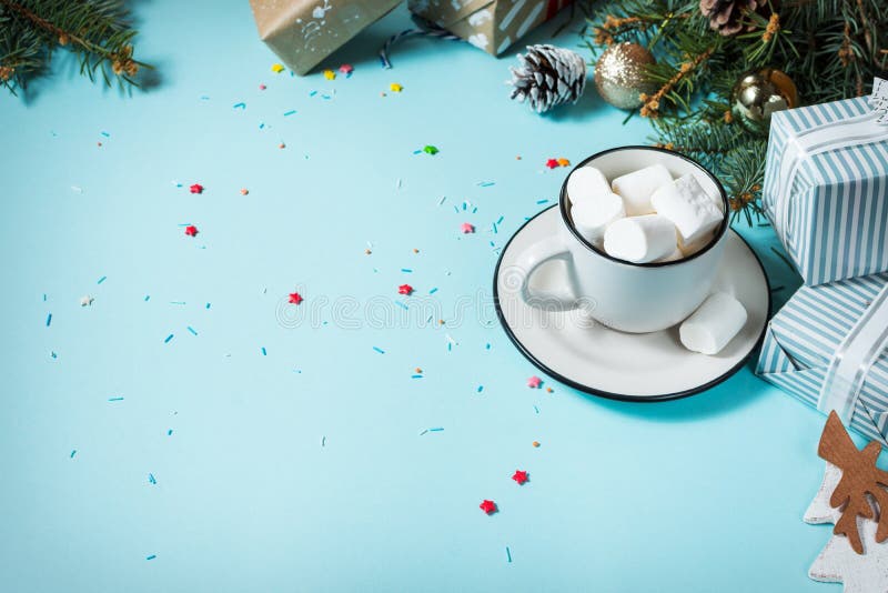 gorąca napój zima Bożenarodzeniowa gorąca czekolada lub kakao z marshmallow na błękitnym tle z boże narodzenie dekoracjami kosmos obrazy stock gorąca napój zima Bożenarodzeniowa gorąca czekolada lub kakao z marshmallow na błękitnym tle z boże narodzenie dekoracjami kosmos obrazy stock