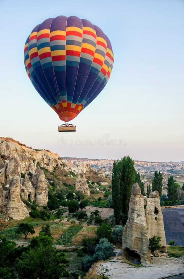 Gorącego powietrza balonowy latanie nad skała krajobrazem przy Cappadocia Turcja fotografia stock Gorącego powietrza balonowy latanie nad skała krajobrazem przy Cappadocia Turcja fotografia stock