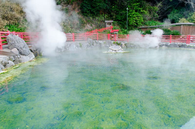 Gorącej wiosny basen w Kamado Jigoku, Beppu fotografia stock Gorącej wiosny basen w Kamado Jigoku, Beppu fotografia stock
