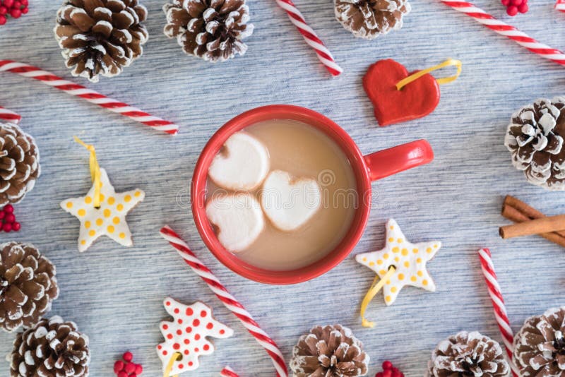 Gorący kakao w czerwonym kubku z kierowego marshmallows mieszkania przygotowania nieatutowymi bożymi narodzeniami zdjęcia royalty free Gorący kakao w czerwonym kubku z kierowego marshmallows mieszkania przygotowania nieatutowymi bożymi narodzeniami zdjęcia royalty free