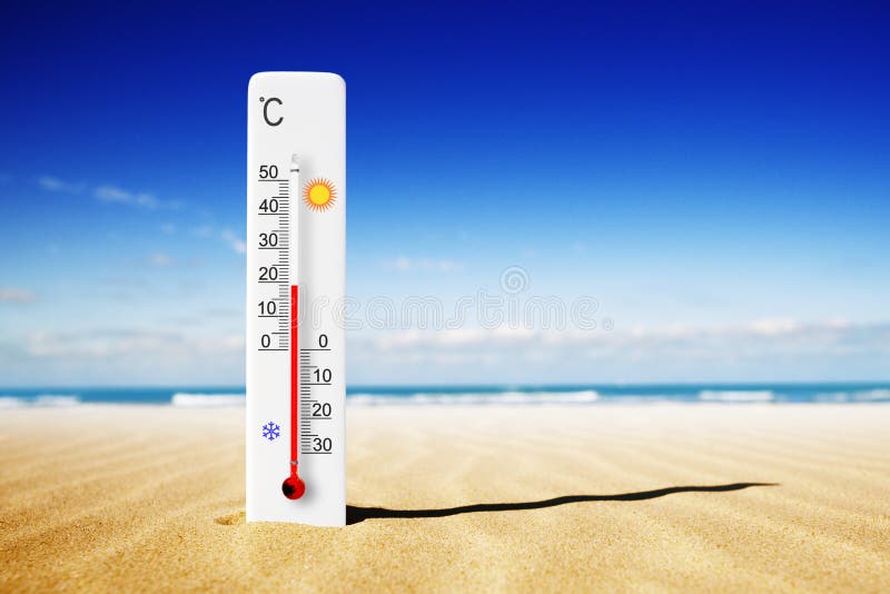 Gorący letni dzień. termometr w piasku. temperatura otoczenia plus 19 stopni. termometr skalowy celsiusa w piasku.