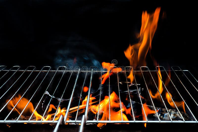 Gorący Pusty węgla drzewnego BBQ grill Z Jaskrawymi płomieniami Na Czarnym tle Cookout pojęcie