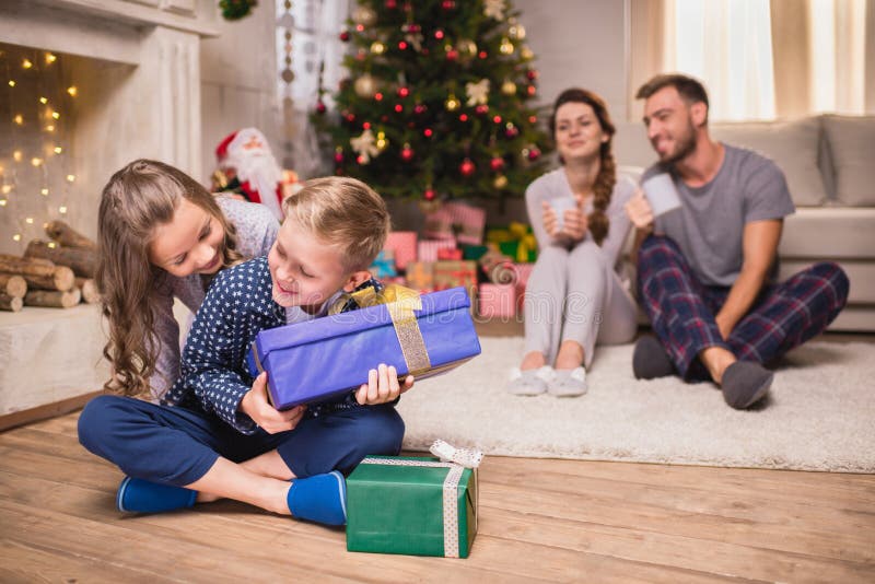 Enfants avec des cadeaux de Noël photos libres de droits