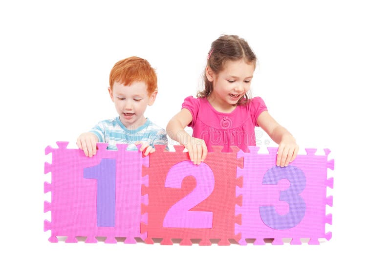 Gosses comptant 123 avec des tuiles de numéro images stock Gosses comptant 123 avec des tuiles de numéro images stock