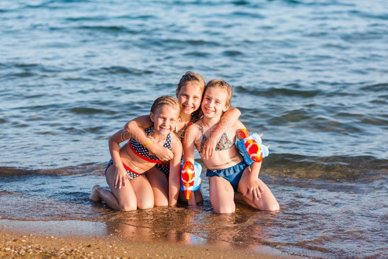 gosses heureux de plage images libres de droits gosses heureux de plage images libres de droits