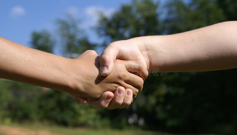 Gosses se serrant la main. images stock Gosses se serrant la main. images stock