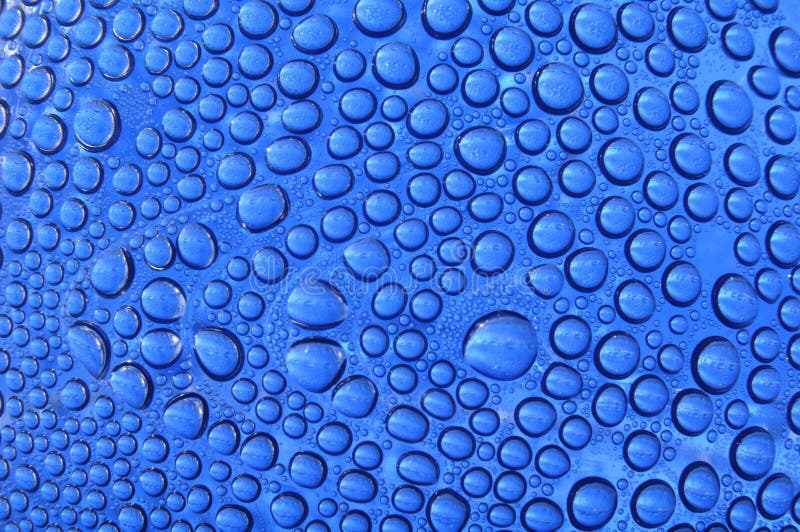 Gota de água na cor azul fotos de stock royalty free Gota de água na cor azul fotos de stock royalty free