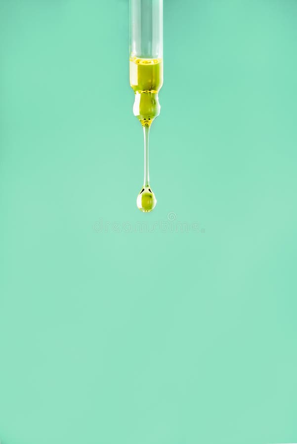A gota oleosa cai de uma pipeta cosmética no fundo claro Cuidado de pele Minimalismo deixando cair do óleo essencial ou da água fotos de stock royalty free A gota oleosa cai de uma pipeta cosmética no fundo claro Cuidado de pele Minimalismo deixando cair do óleo essencial ou da água fotos de stock royalty free
