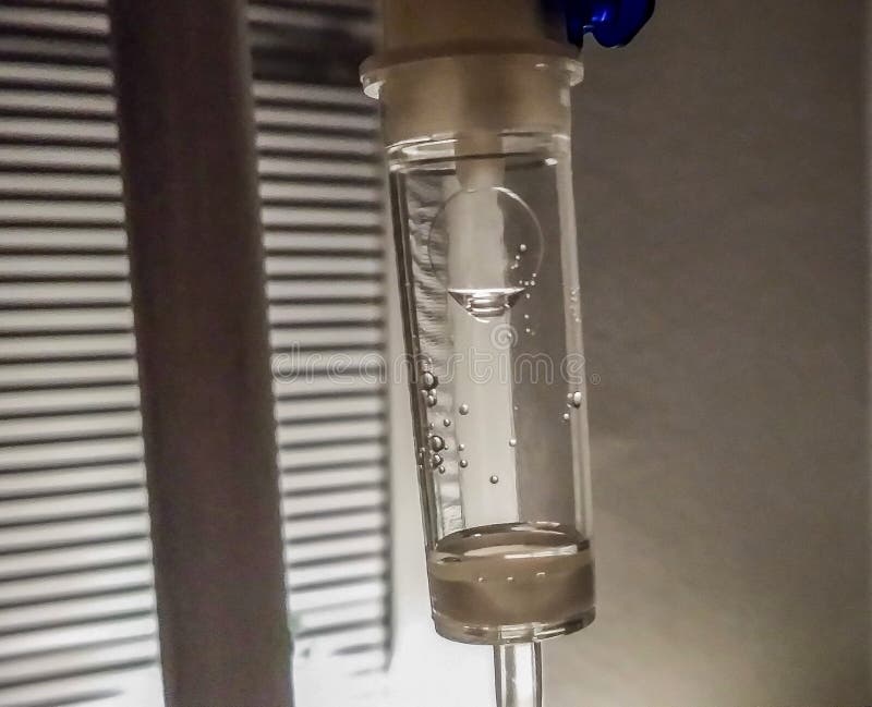 Gota que pendura no fluxo imagens de stock Gota que pendura no fluxo imagens de stock