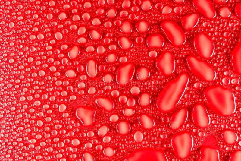 Gotas da ?gua em um vermelho, fundo do res?duo met?lico iluminado com uma luz delicada fotografia de stock royalty free Gotas da ?gua em um vermelho, fundo do res?duo met?lico iluminado com uma luz delicada fotografia de stock royalty free