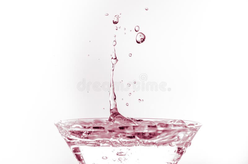 Gotas De Agua En Un Vaso Lleno De Foto de archivo - Imagen de chapoteo, transparente: 207158706
