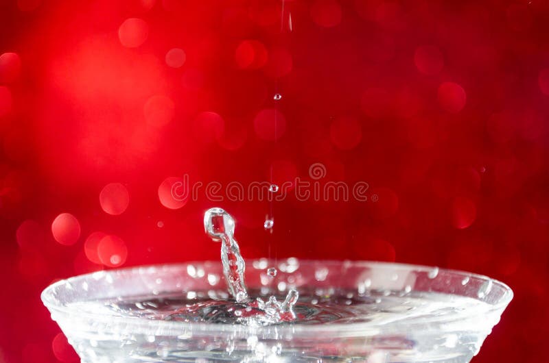 Gotas De Agua Cayendo En Un Vaso De Agua Foto de archivo Imagen de fresco, llenado: 207158710