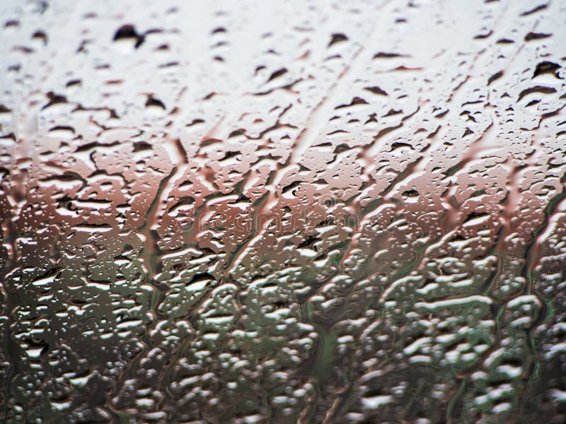 Gotas de agua del fondo sobre el vidrio imagen de archivo Gotas de agua del fondo sobre el vidrio imagen de archivo
