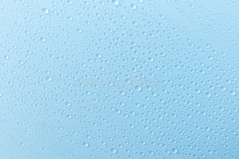 Gotas de agua sobre fondo azul.